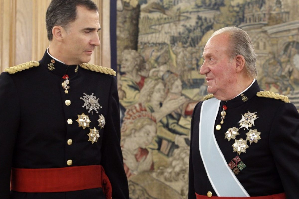 Rei da Espanha renuncia à herança do pai e lhe retira verba