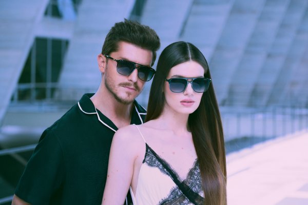 [Camila Queiroz e Klebber Toledo são as estrelas da nova campanha da Colcci Eyewear! ]