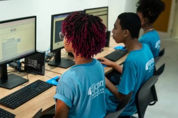 [Instituto oferece mais de 700 vagas para cursos gratuito para qualificação profissional e geração de renda em Salvador ]