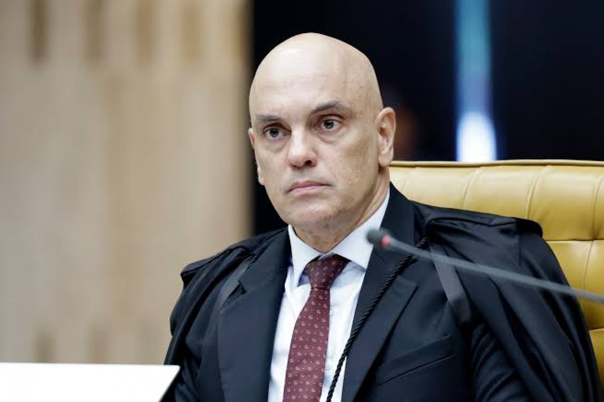 Moraes pede que PGR se manifeste sobre posse de arma em casa de Bolsonaro