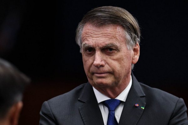 [Defesa de Bolsonaro pede que Moraes prorrogue prisão domiciliar do ex-presidente ]
