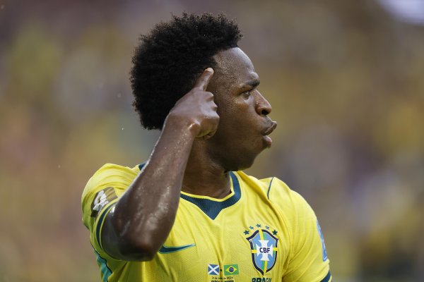 [Vini brilha, Brasil vence Escócia e se classifica para segunda fase da Copa do Mundo]