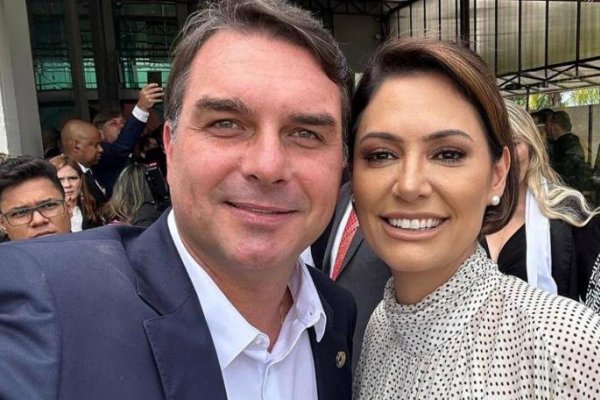 [Vídeo: Michelle critica Flávio Bolsonaro e diz que foi maltratada]