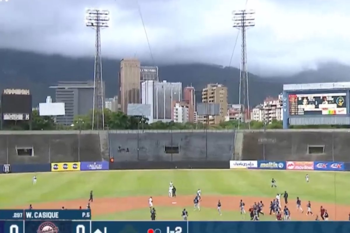 Vídeo: Tremor interrompe jogo e causa correria em estádio na Venezuela Vídeo: Tremor interrompe jogo e causa correria em estádio na Venezuela