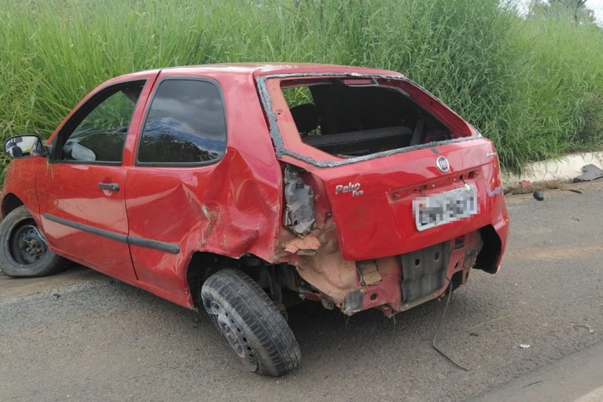 Casal fica gravemente ferido após carro que estavam capotar na BR-020, oeste da Bahia