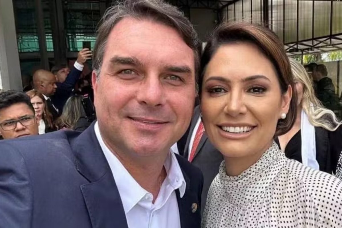 Após polêmica, Michelle Bolsonaro nega briga com Flávio e diz que eles atuarão juntos contra Lula