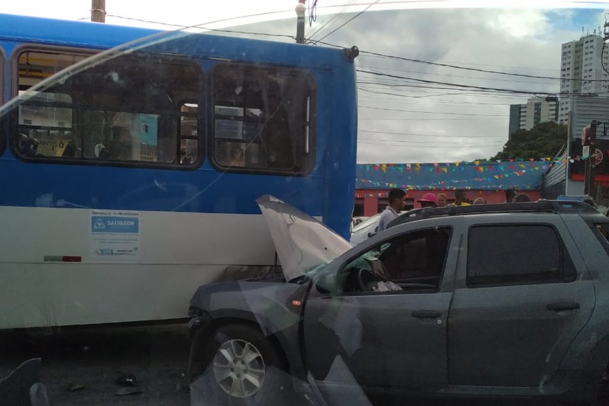 Condutor dorme ao volante e carro bate em ônibus na Avenida Bonocô
