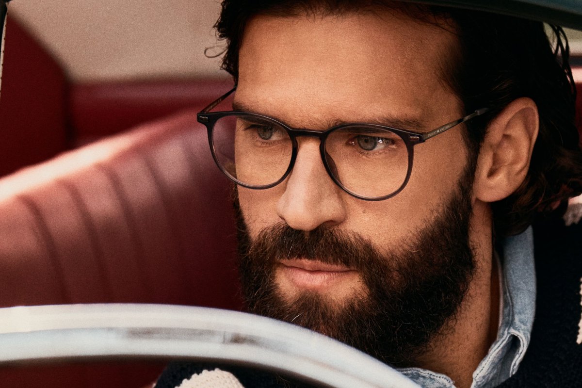 Tommy Hilfiger apresenta Alisson Becker como rosto da campanha de óculos primavera/verão 2026! 