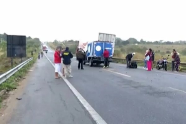 [Motoboy de 21 anos morre após colisão com cachorro e caminhão na Bahia]