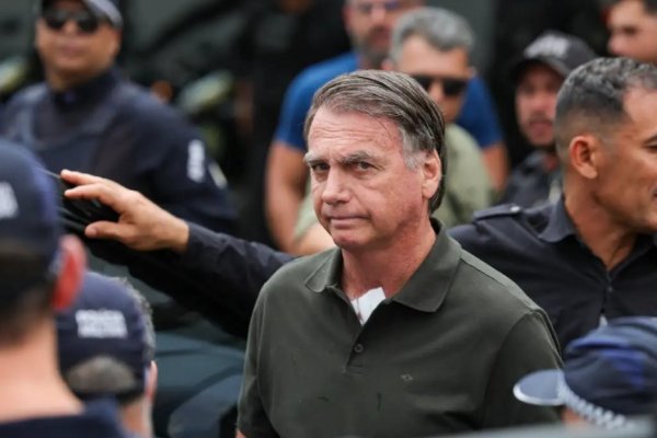 [Tornozeleira de Bolsonaro perde sinal e PM vai à casa do ex-presidente]