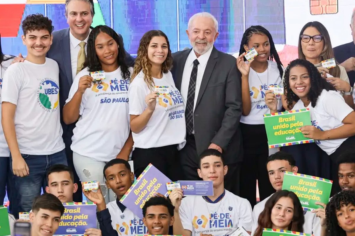 Abandono no ensino médio atinge menor nível desde 2007 após Pé-de-Meia