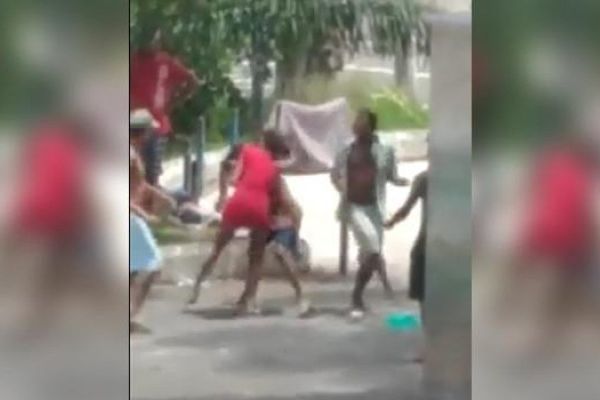 Vídeo: Mulheres brigam após festa na Ribeira, em Salvador
