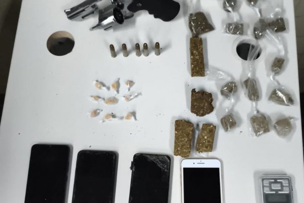 [Suspeito é detido com arma falsa e drogas na RMS]