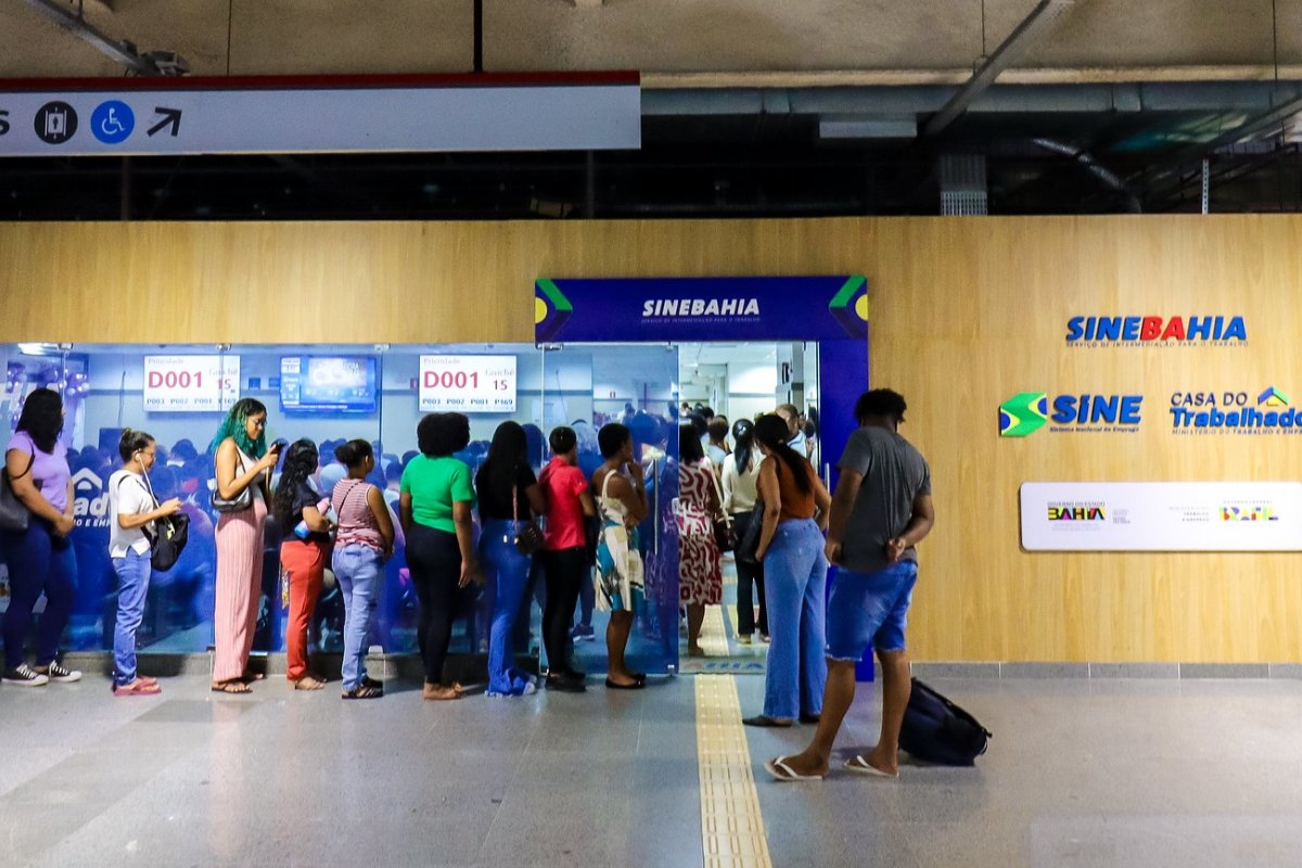 Sem exigência de experiência, SineBahia oferta 200 vagas para operador de telemarketing