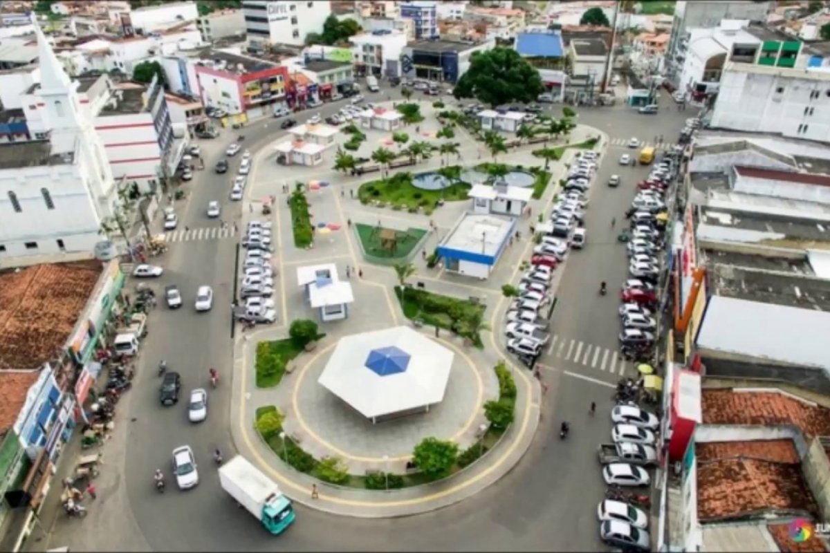 Homem morre e idosa fica ferida após serem baleados em barbearia, na Bahia