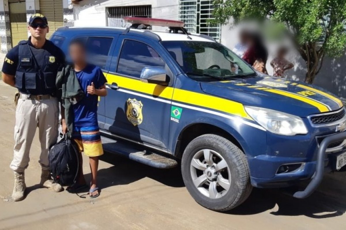 Adolescente é preso embarcando em para-choque traseiro de caminhão