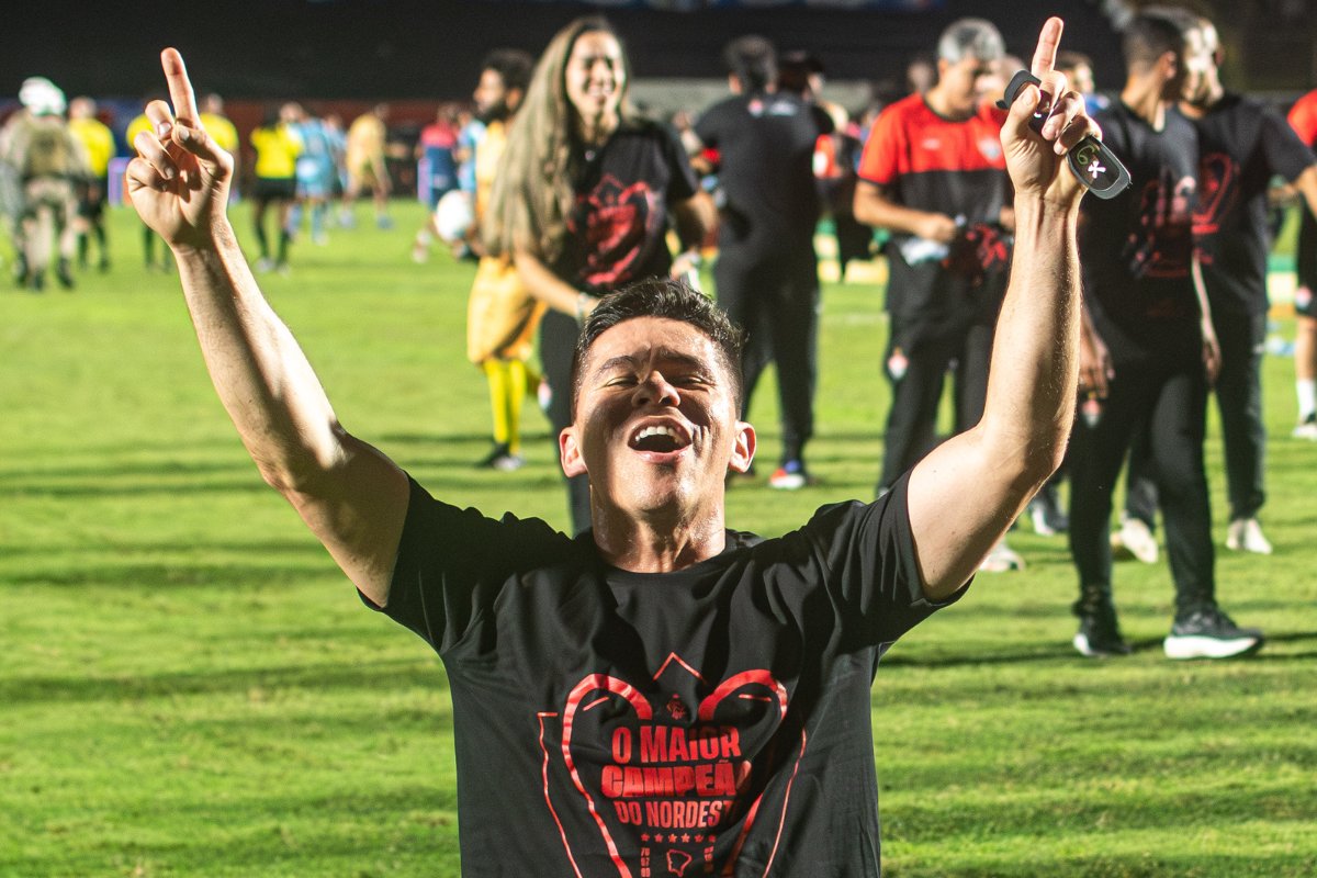 Osvaldo adia aposentadoria e renova contrato com o Vitória até o fim da temporada