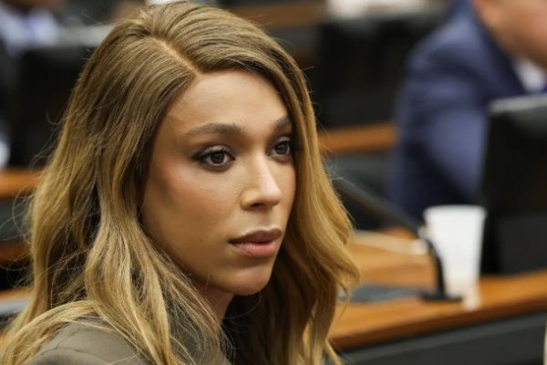 [Erika Hilton pede proibição de propagandas abusivas de 'bets' na Globo, SBT e canais pagos]