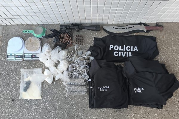 [Casal é preso com mais de mil porções de drogas e camisas da Polícia Civil em Salvador]