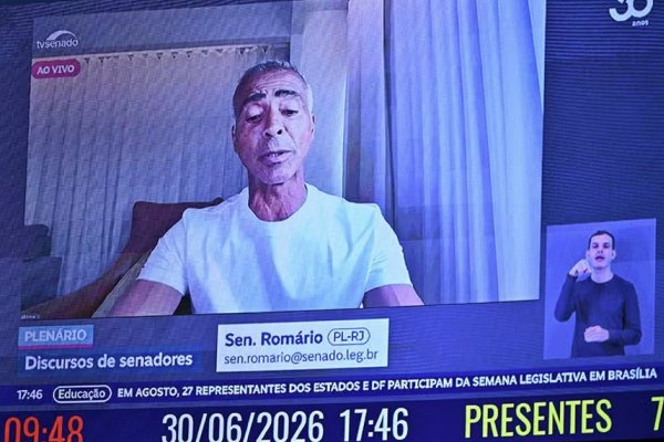 [Romário diz que abrirá mão do salário parlamentar durante Copa do Mundo voluntariamente]