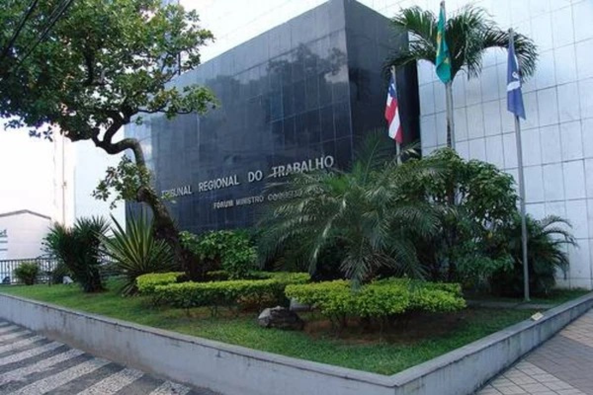 Empresa é condenada a pagar R$ 10 mil após funcionária ser obrigada a ficar até as 20h com filha chorando de fome