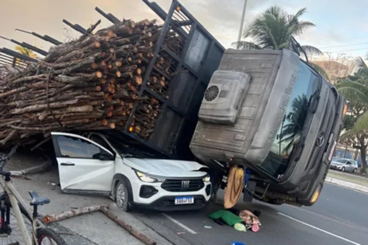 Vídeo: Caminhão com carga de madeira tomba em carro de passeio em Pituaçu