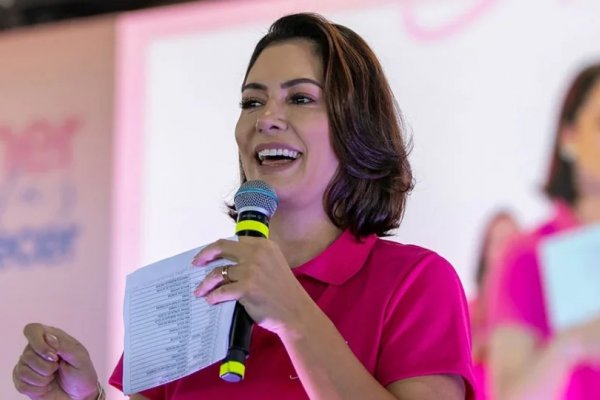 [Após elogiar política de Lula, Michelle Bolsonaro fala em pauta 