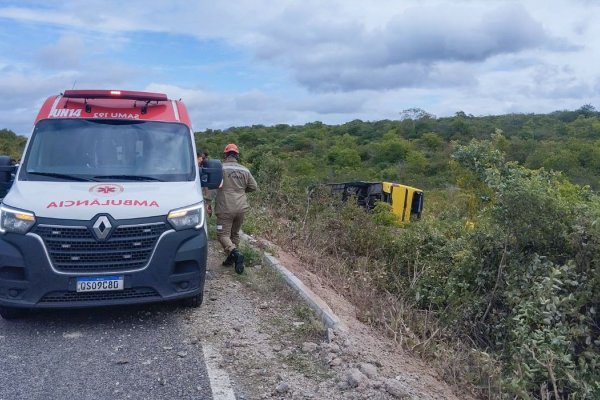 [Ônibus com romeiros tomba e provoca morte de duas pessoas]