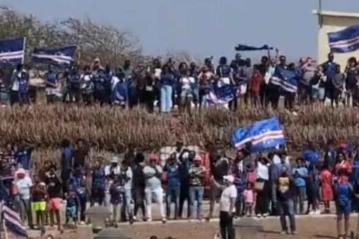 Seleção de Cabo Verde é recebida com festa após campanha na Copa do Mundo de 2026
