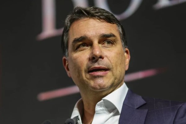[Flávio Bolsonaro diz que derrota do Brasil na Copa do Mundo tem ligação com o PT]