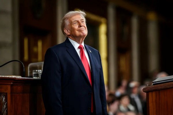 [Trump afirma que pediu para FIFA revisar cartão vermelho contra artilheiro dos EUA e critica árbitro brasileiro]