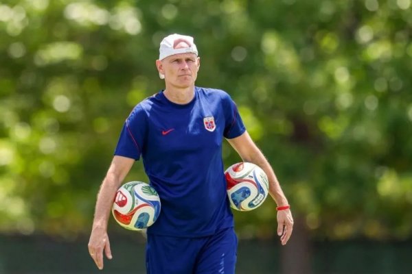 [Ancelotti presenteia técnico da Noruega com camisa do Brasil após eliminação na Copa]