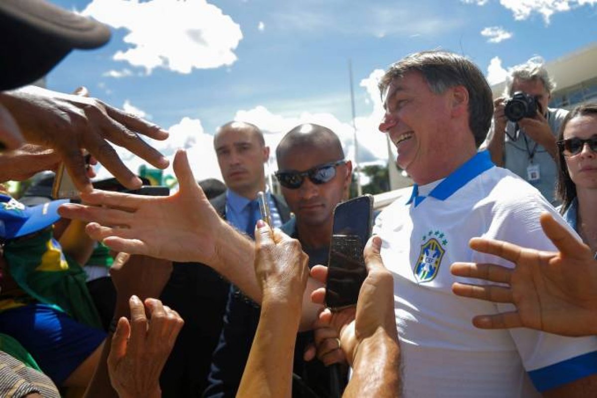 Após manifestação do dia 15, Bolsonaro desafia Rodrigo Maia e Davi Alcolumbre a irem às ruas