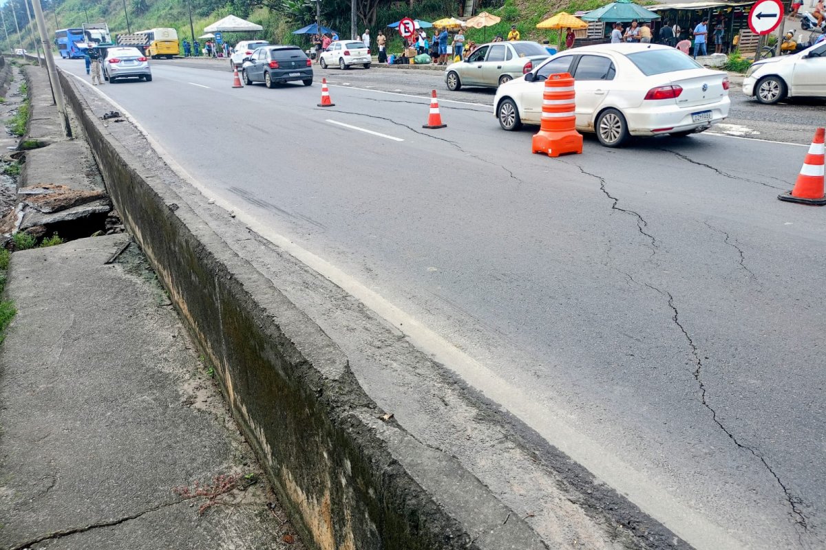 Video: BR-324 é interditada no trecho de Simões Filho após afundamento da pista