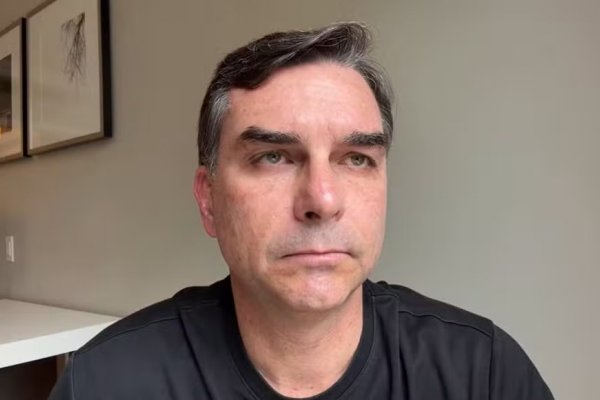 [Vídeo: Flávio Bolsonaro chama Lula de 