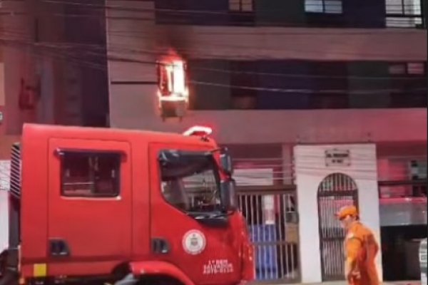 [Vídeo: Incêndio atinge apartamento no Costa Azul, em Salvador]