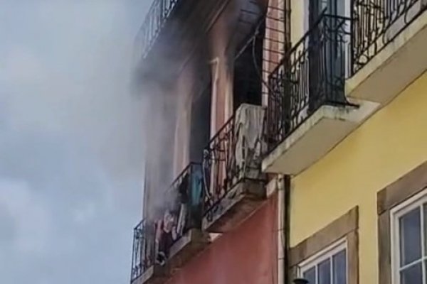 [Incêndio atinge imóvel no Centro Histórico na manhã desta quinta-feira (9) ]