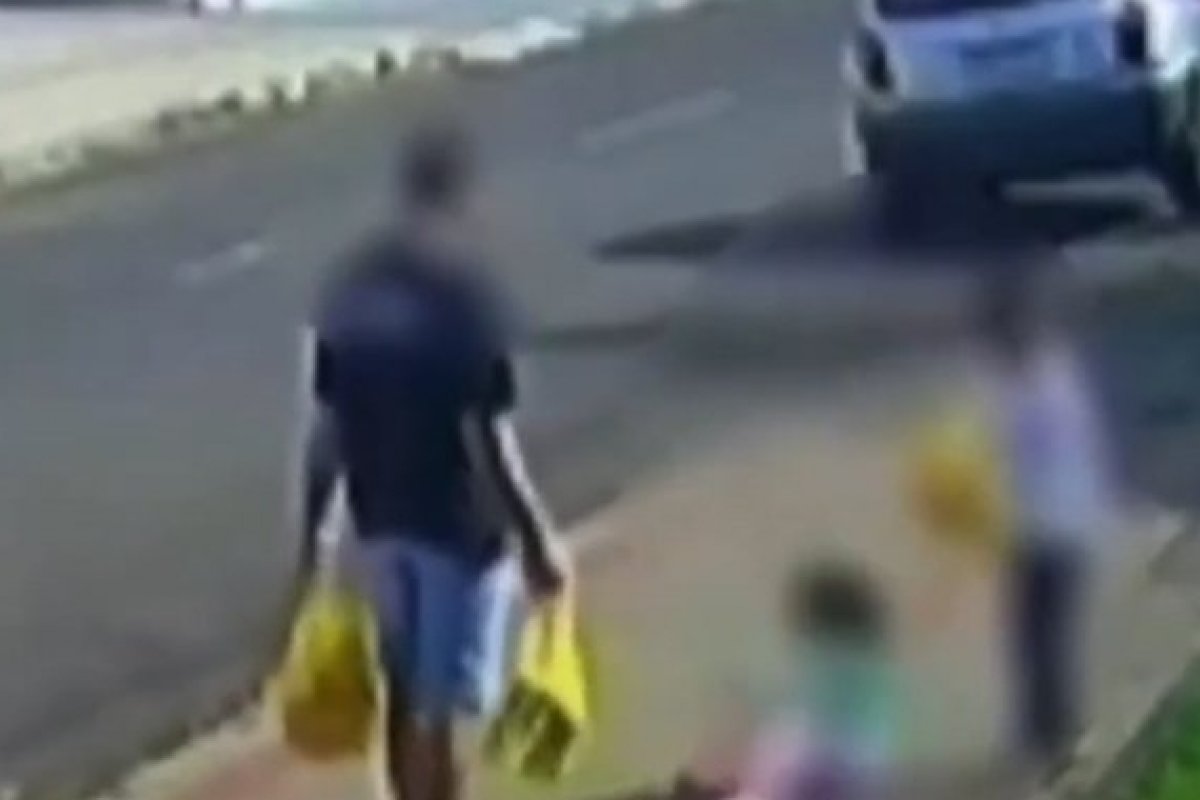 Vídeo: Homem filmado agredindo a própria filha de três anos com chute é ouvido pela polícia 