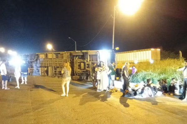 [Vídeo: cinco pessoas ficam feridas após ônibus de empresa de turismo tombar na Bahia]
