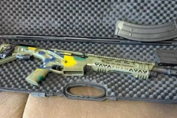 [Arma em nome de Bolsonaro apreendida no RS é customizada com a bandeira do Brasil]