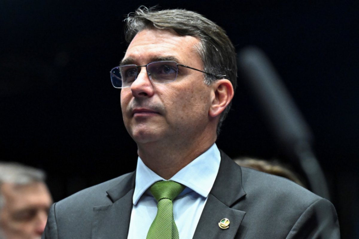 Flávio Bolsonaro diz que negociará com a China após sobretaxa de 55% na carne; senador culpa Lula