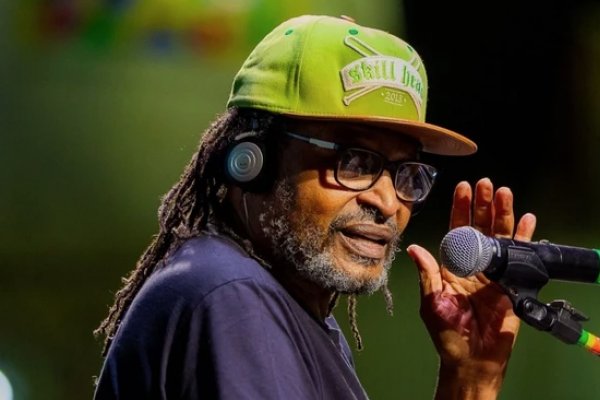 [Edson Gomes passa mal, cancela show e é substituído pelo filho no Ceará]