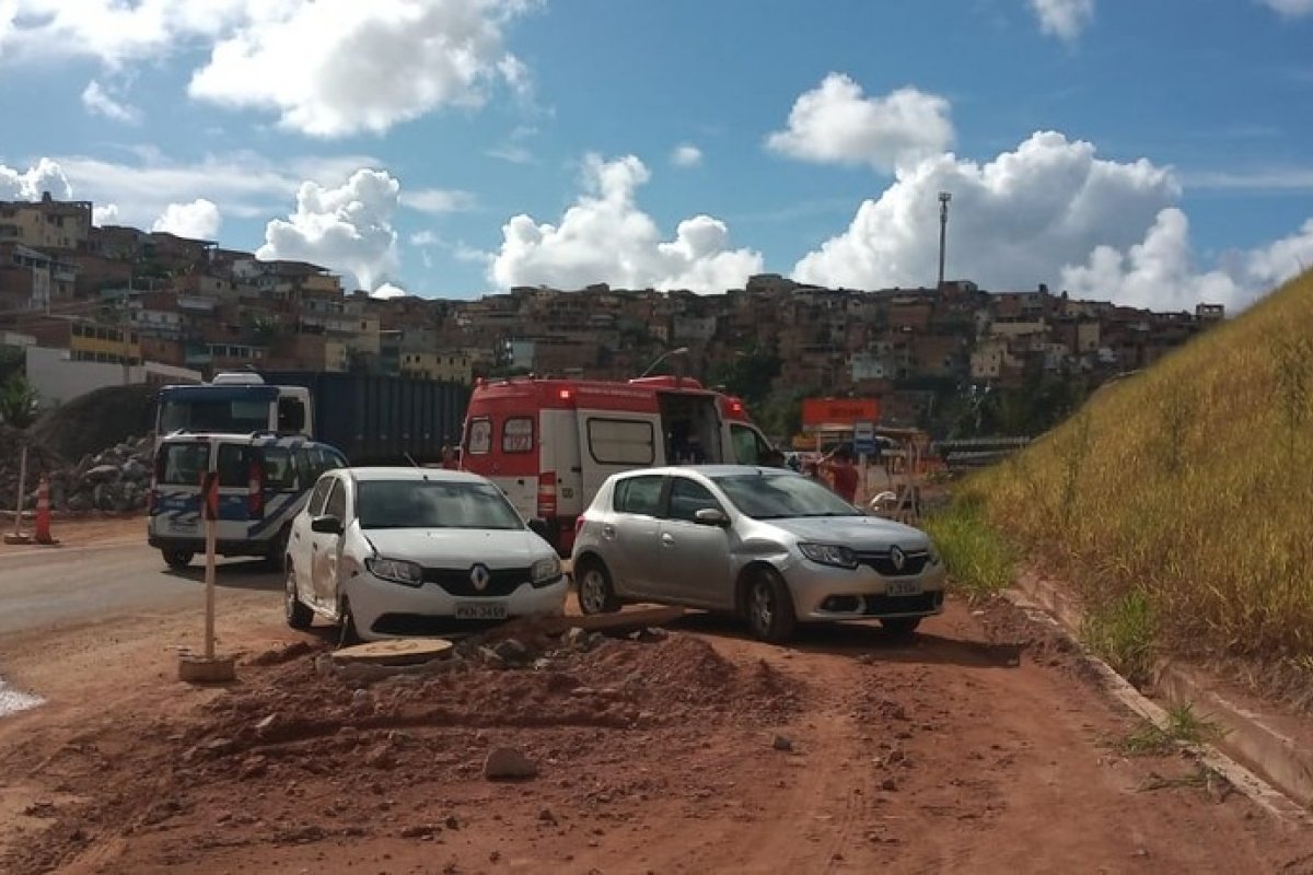 Dois carros batem na região da Avenida Gal Costa