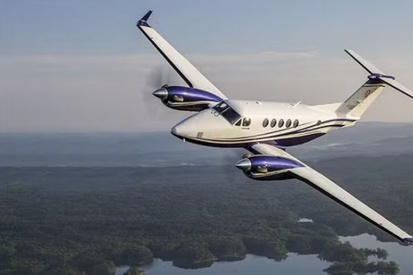 [Áudio: piloto reporta luzes não identificadas no céu durante voo entre SP e Maringá]