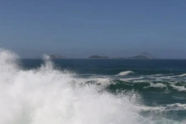 [Marinha emite alerta para ressaca com ondas de até 2,5 metros entre litoral de Salvador e Maceió]