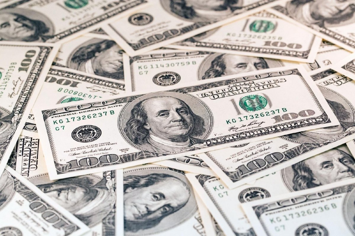 Mesmo em queda, dólar segue acima de R$ 5