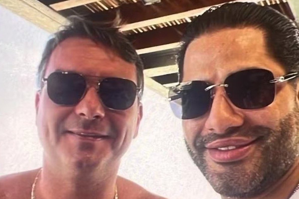 Caso Master: site divulga foto de Flávio Bolsonaro ao lado de 'Sicário' 