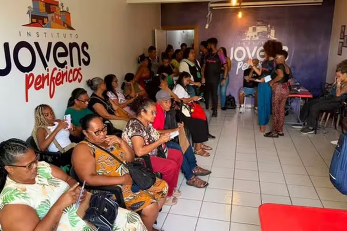 Instituto abre vagas para cursos gratuitos de audiodescrição e trancista em Salvador 
