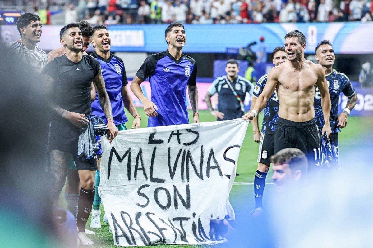 Vídeo: "A Copa pode não ser nossa, mas as Malvinas são", diz governo britânico sobre manifestação da seleção argentina
