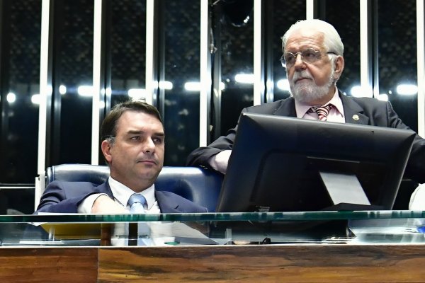 [Vídeo: Jaques Wagner chama Flávio Bolsonaro de 